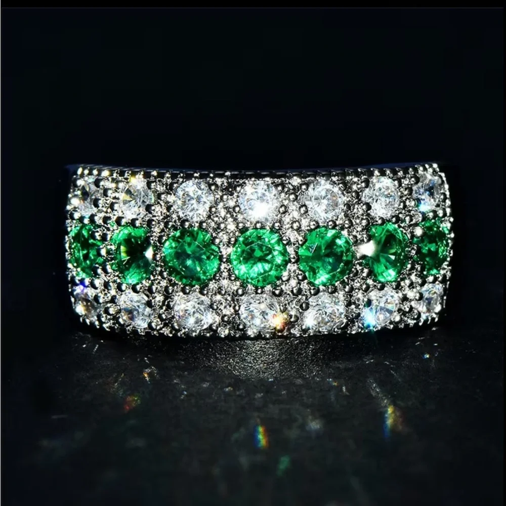 Emerald Silver Band Ring - NEW - SIZE 7